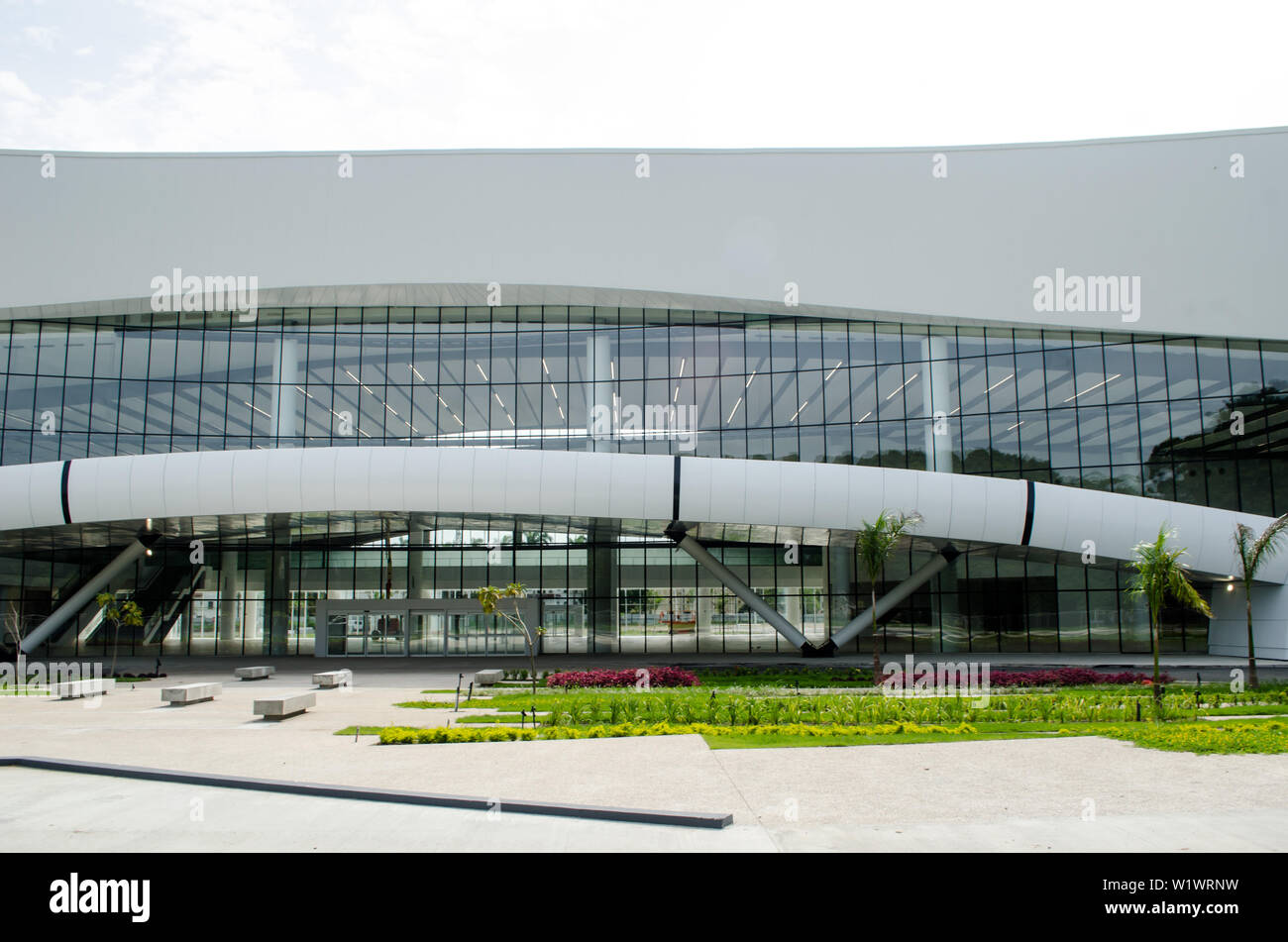 Fassade des Neuen Amador Convention Center an der pazifischen Eingang zu den Panama Kanal entfernt. Stockfoto