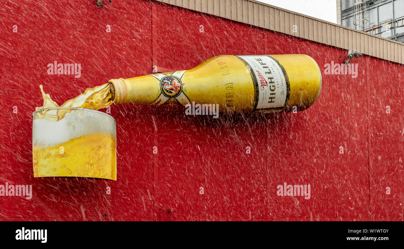 Milwaukee, Wisconsin - April 10th, 2019 - riesige Miller High Life Flasche außerhalb Miller Brauerei, Milwaukee, auf einem schneebedeckten Frühlingstag. Stockfoto