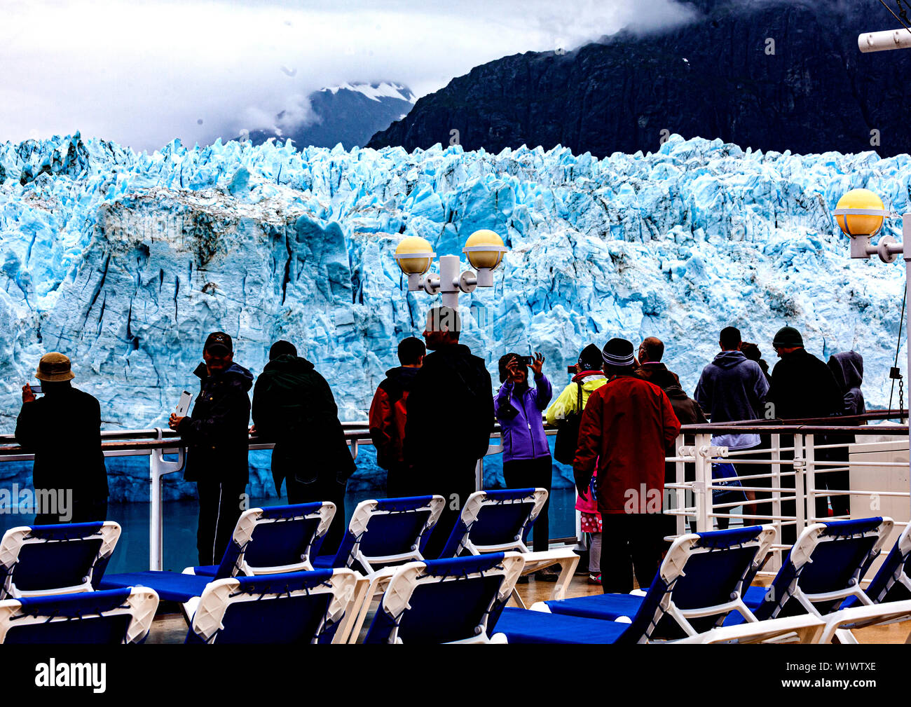 Passagiere line deck Rail als kreuzfahrtschiff bewegt sich in der Nähe der Gletscher Glacier Bay in Alaska Stockfoto