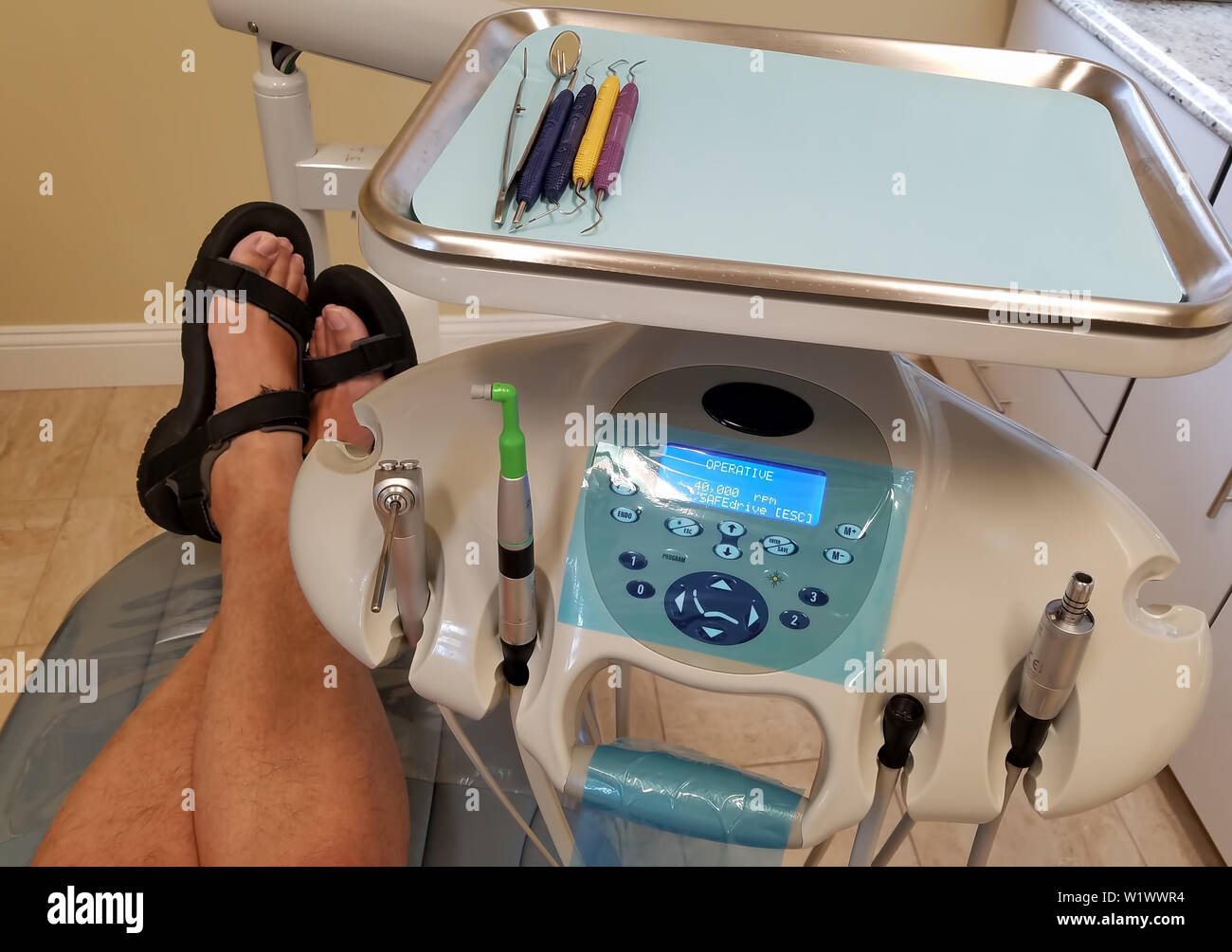 Instrument Delivery System für spezialisierte Zahnpflege im Einsatz neben einer entspannten Patienten. Stockfoto