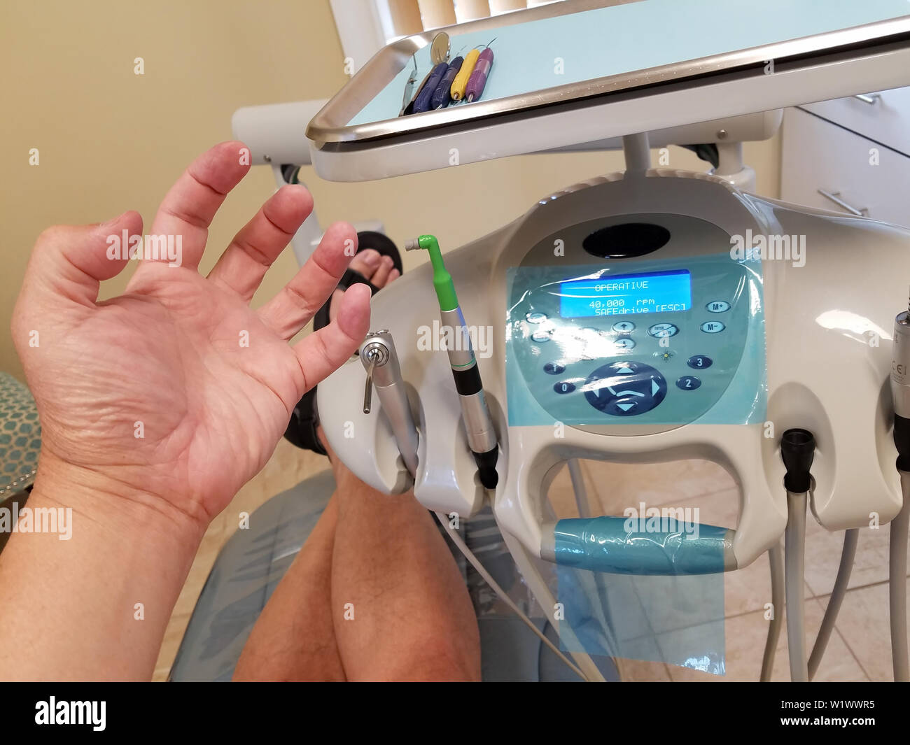 Eine etwas verängstigten Patienten durch den gefürchteten Zahn bohren. Stockfoto