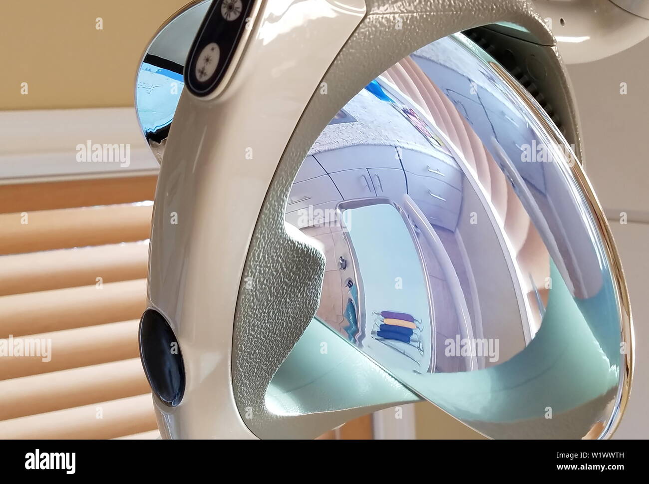 Reflektion von einem Zahnarzt spezielle Instrumente auf der Operatory Beleuchtung und Spiegel. Stockfoto