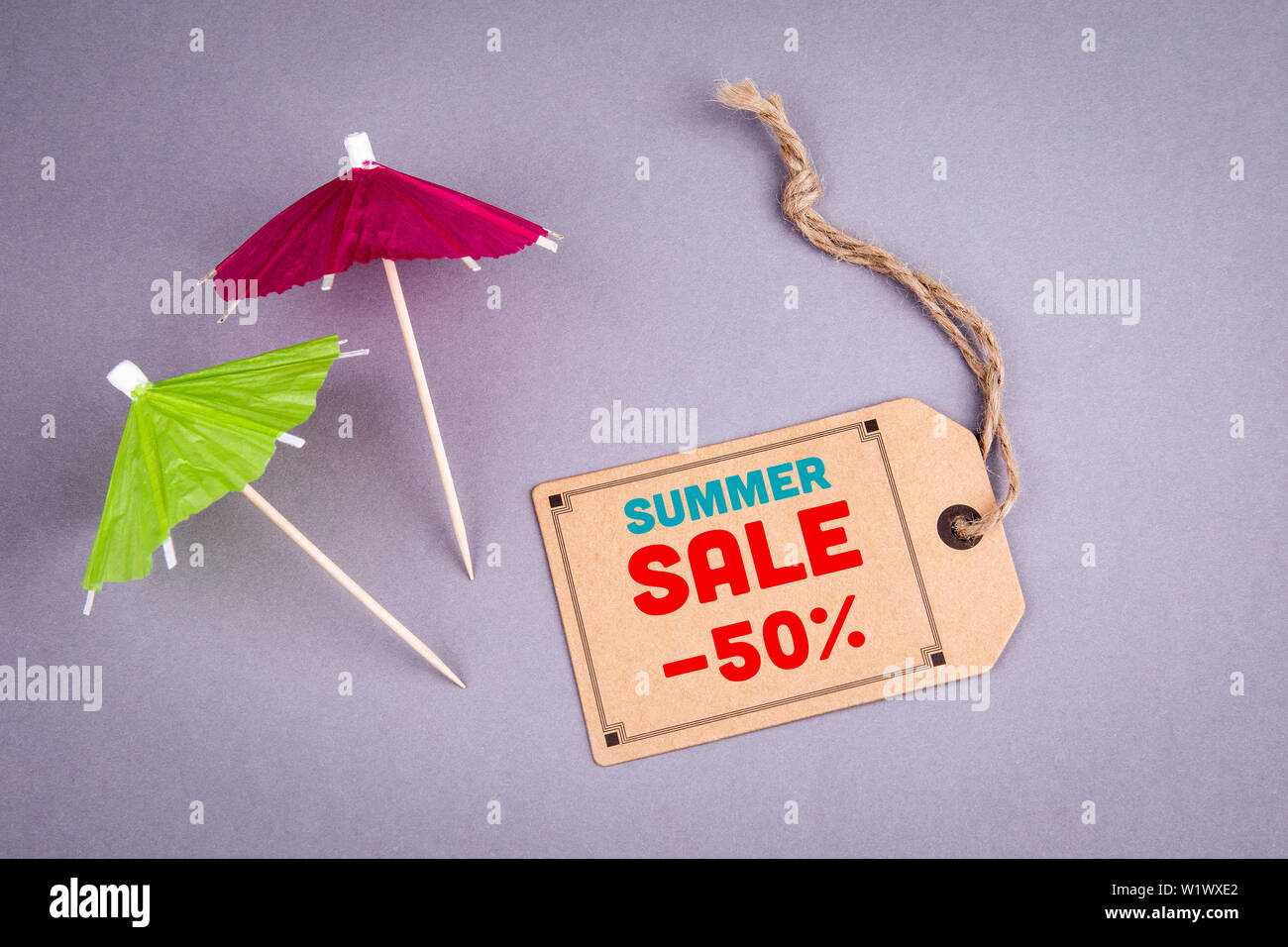 Summer Sale mit 50 Prozent aus. E-commerce Konzept Stockfoto