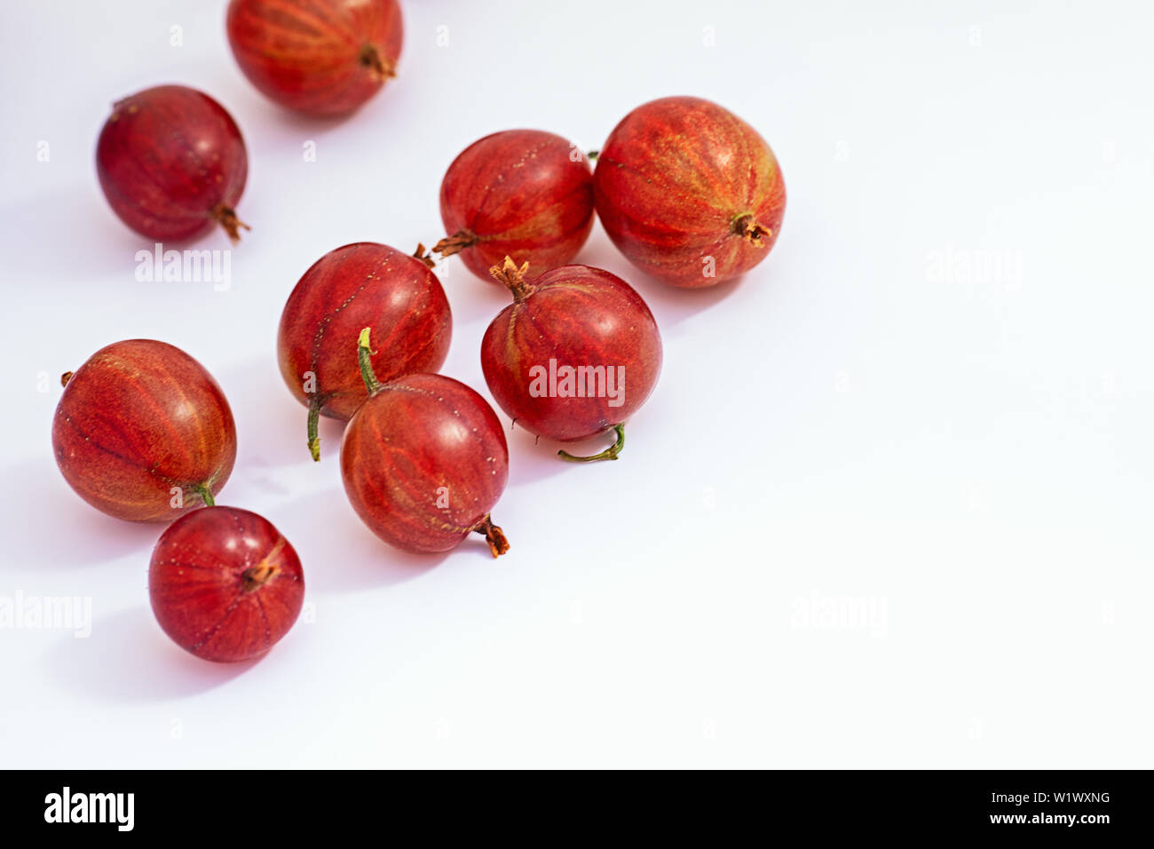 Stachelbeeren auf weißem Hintergrund Stockfoto