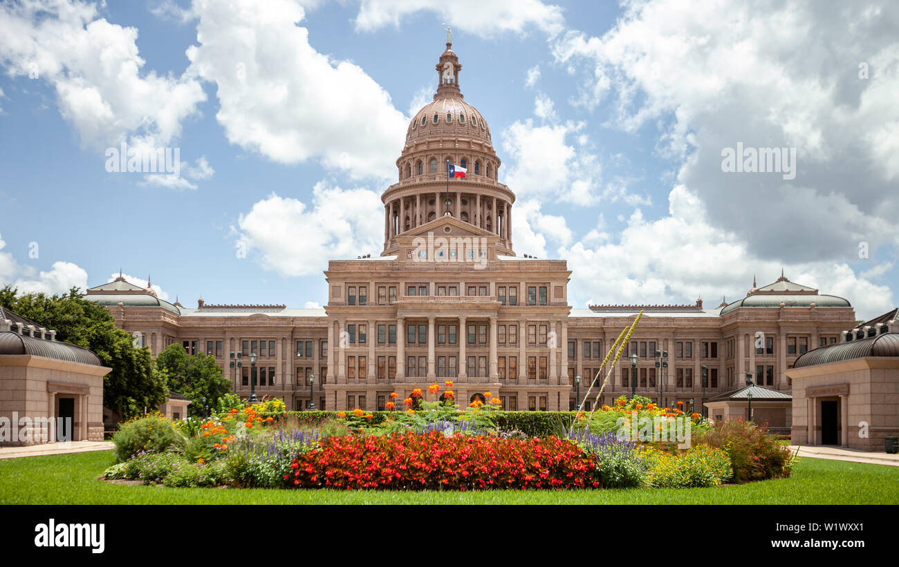 Texas State Capitol in Austin, Texas an einem sonnigen Sommertag mit bunten Blumen im Vorgarten Stockfoto