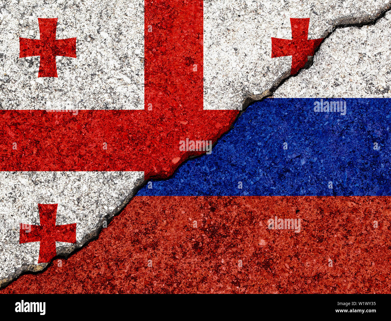 Flaggen von Georgien und Russland malte auf gerissene Wand Hintergrund/Georgien gegen Russland Konflikt Konzept Stockfoto