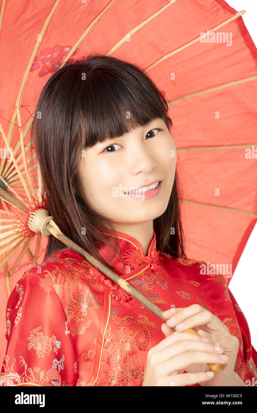 Schöne chinesische Frau das Tragen einer Tracht bekannt als Cheongsam oder Chipao auf weißem Hintergrund Stockfoto