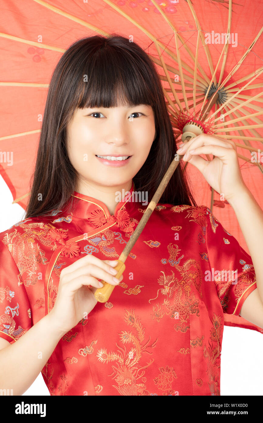 Schöne chinesische Frau das Tragen einer Tracht bekannt als Cheongsam oder Chipao auf weißem Hintergrund Stockfoto