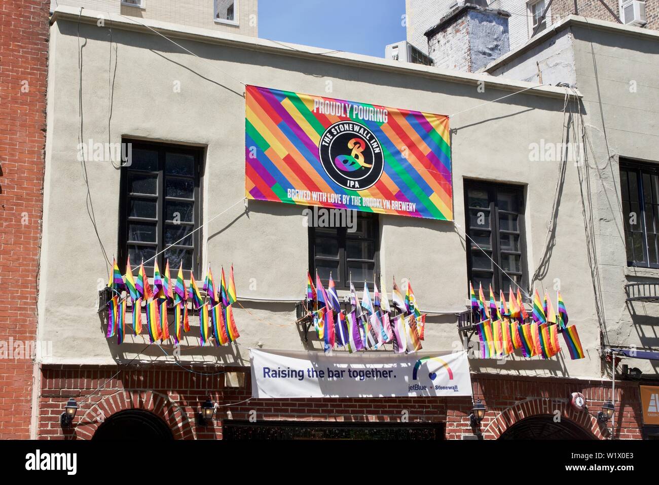 Stonewall Inn für WorldPride NYC 2019 gestaltet seit 50 Jahren die Stonewall Riots zu gedenken. Stockfoto