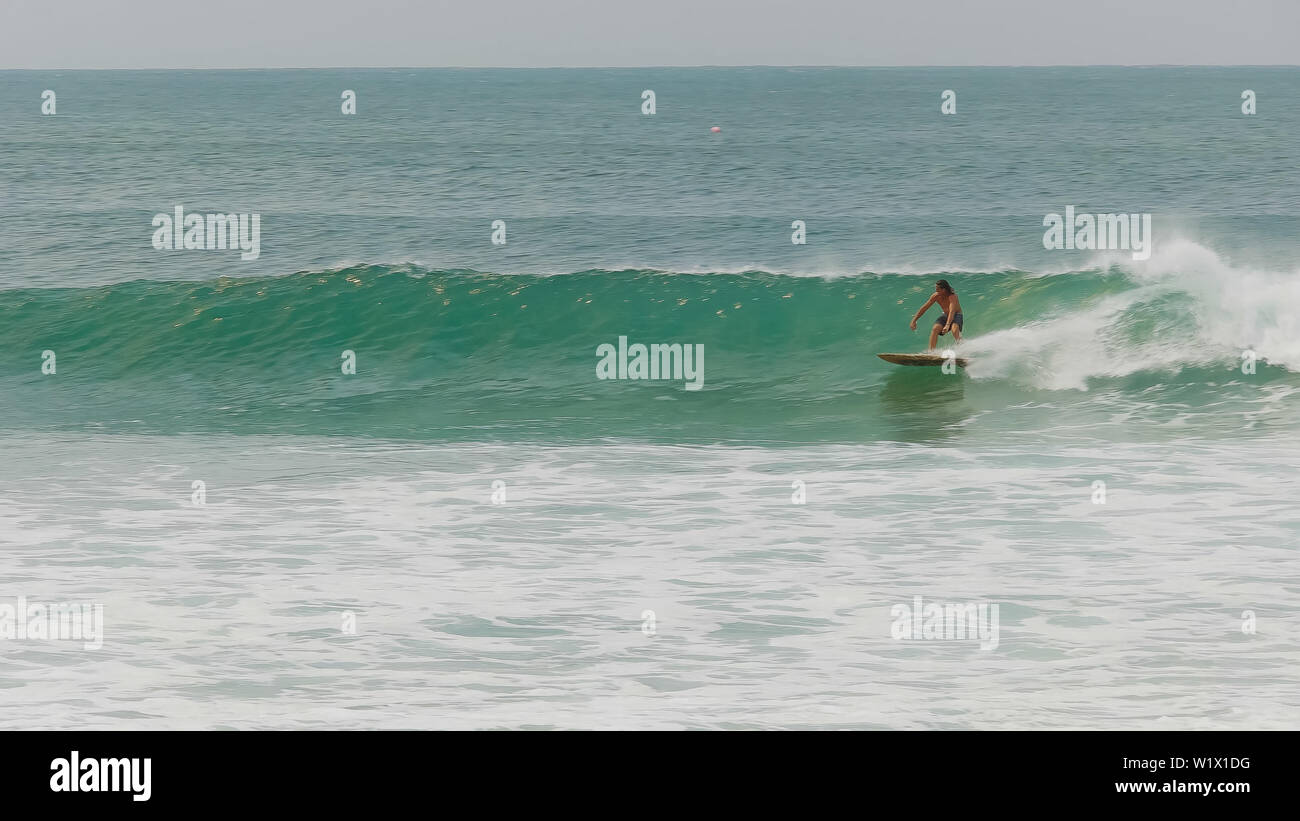 Surfer auf einer Welle auf der Rückhand an Greenmount, qld Stockfoto