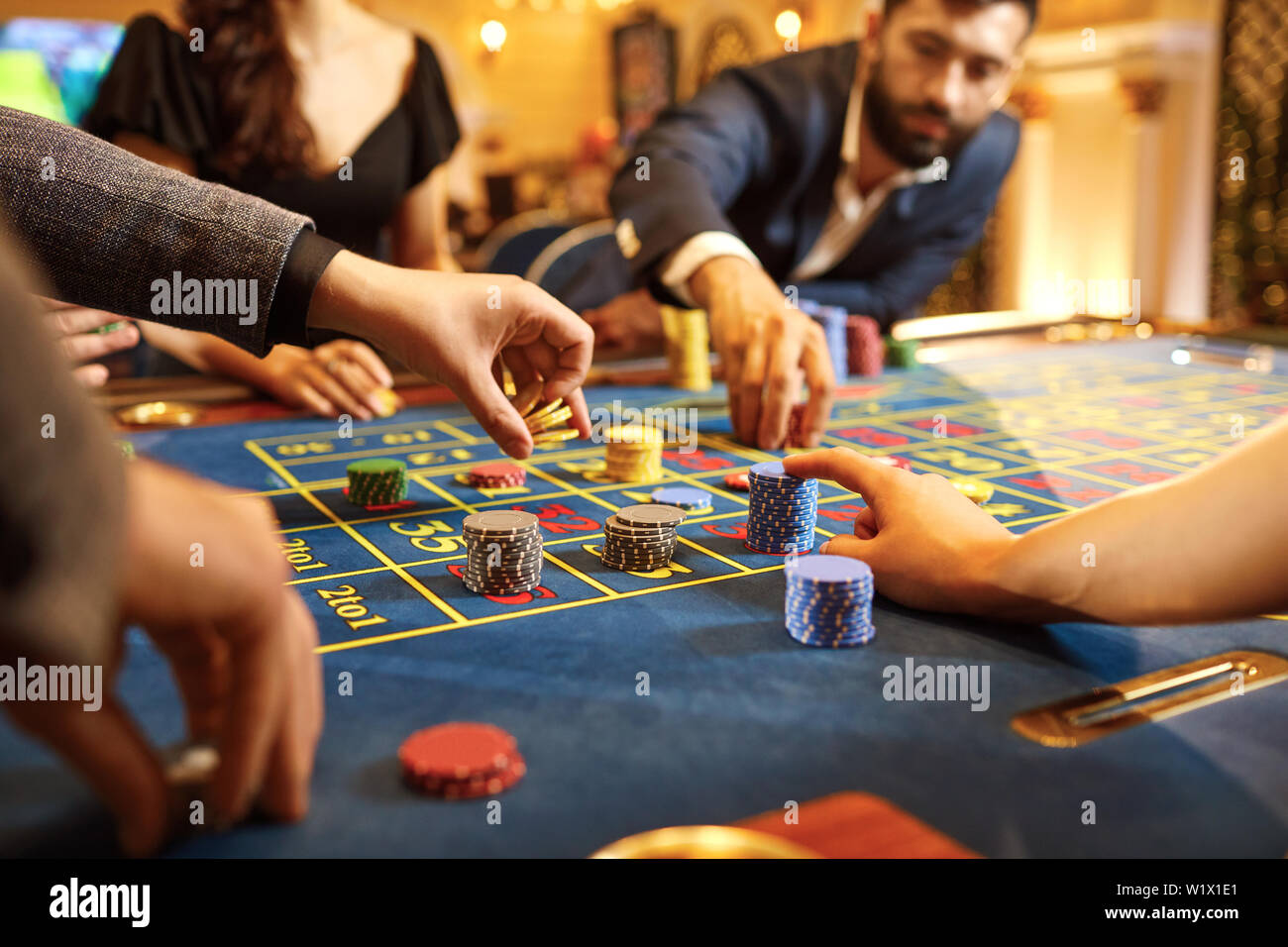Hände von Menschen mit Chips beim Poker Roulette Glücksspiele in einem Casino. Stockfoto