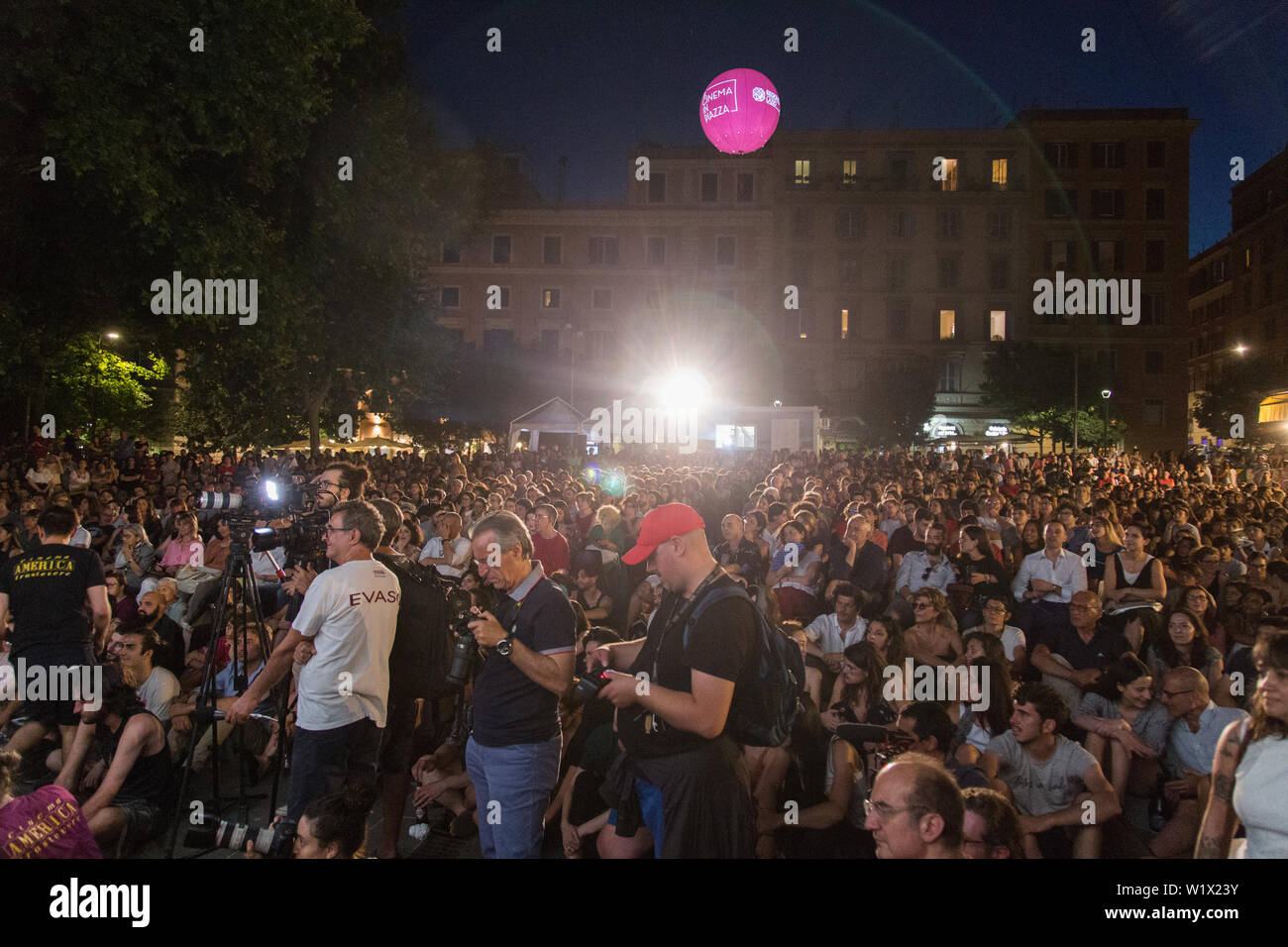 Roma, Italien. 03 Juli, 2019. Der italienische Regisseur Paolo Sorrentino ist zu Gast bei der 'Il Cinema in Piazza' Film Festival durch die Ragazzi del Cinema, Amerika in Piazza San Cosimato in Rom organisiert, in den Stadtteil Trastevere Credit: Matteo Nardone/Pacific Press/Alamy leben Nachrichten Stockfoto