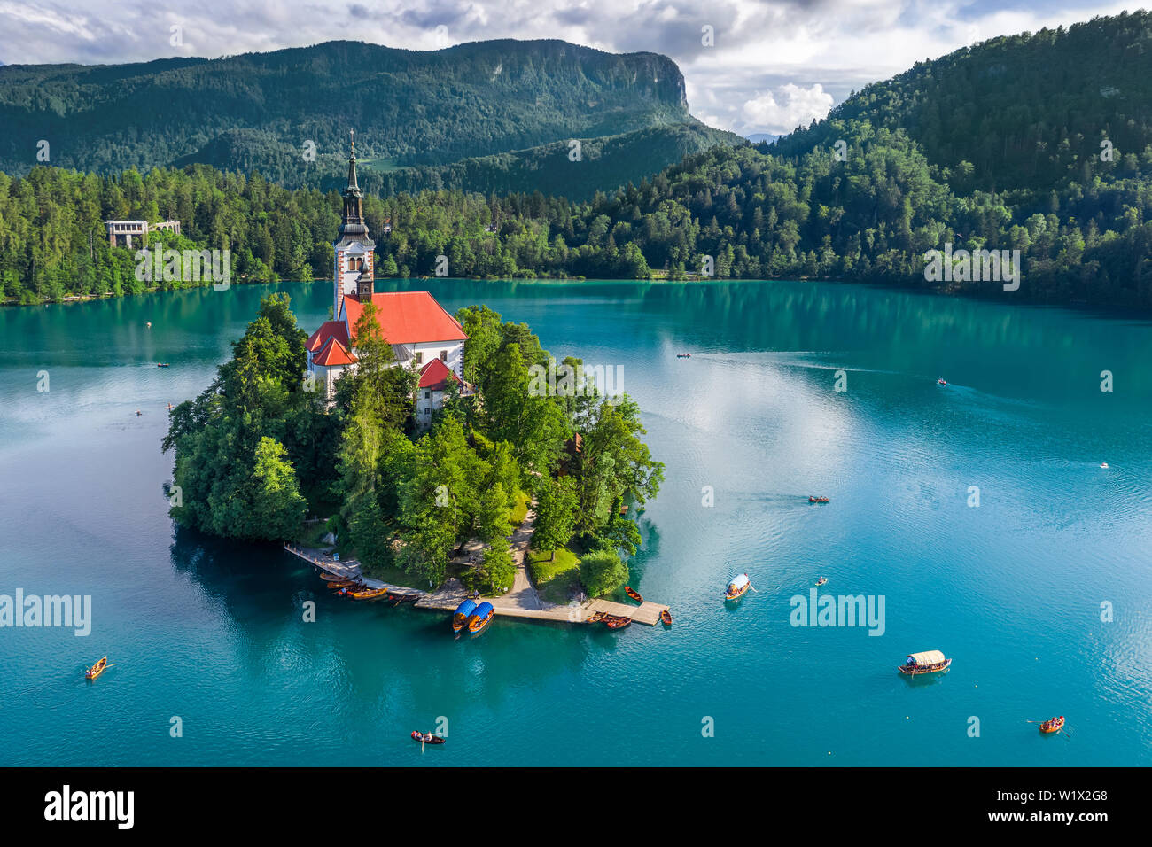 Der See von Bled, Slowenien - Luftbild des schönen Sees Bled (Blejsko Jezero) mit der Wallfahrtskirche Mariä Himmelfahrt der Maria auf einer kleinen Insel und Stockfoto
