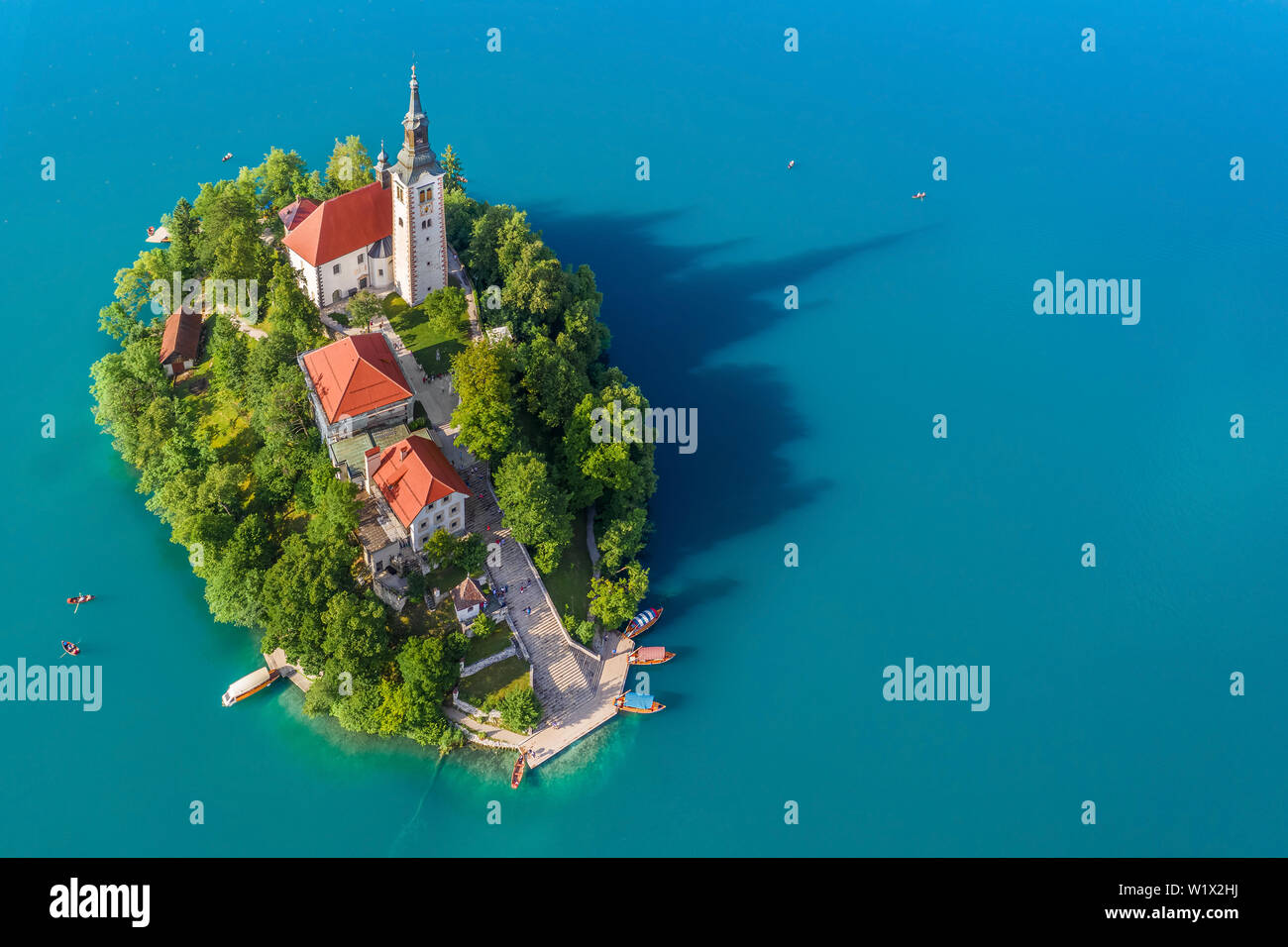 Der See von Bled, Slowenien - Luftbild des schönen Sees Bled (Blejsko Jezero) mit der Wallfahrtskirche Mariä Himmelfahrt der Maria auf einer kleinen Insel mit Stockfoto