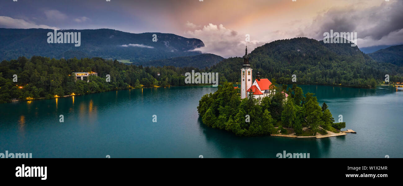 Der See von Bled, Slowenien - Luftaufnahme des Sees Bled (Blejsko Jezero) mit der wunderschönen Wallfahrtskirche Mariä Himmelfahrt der Maria auf einer kleinen Insel und Stockfoto