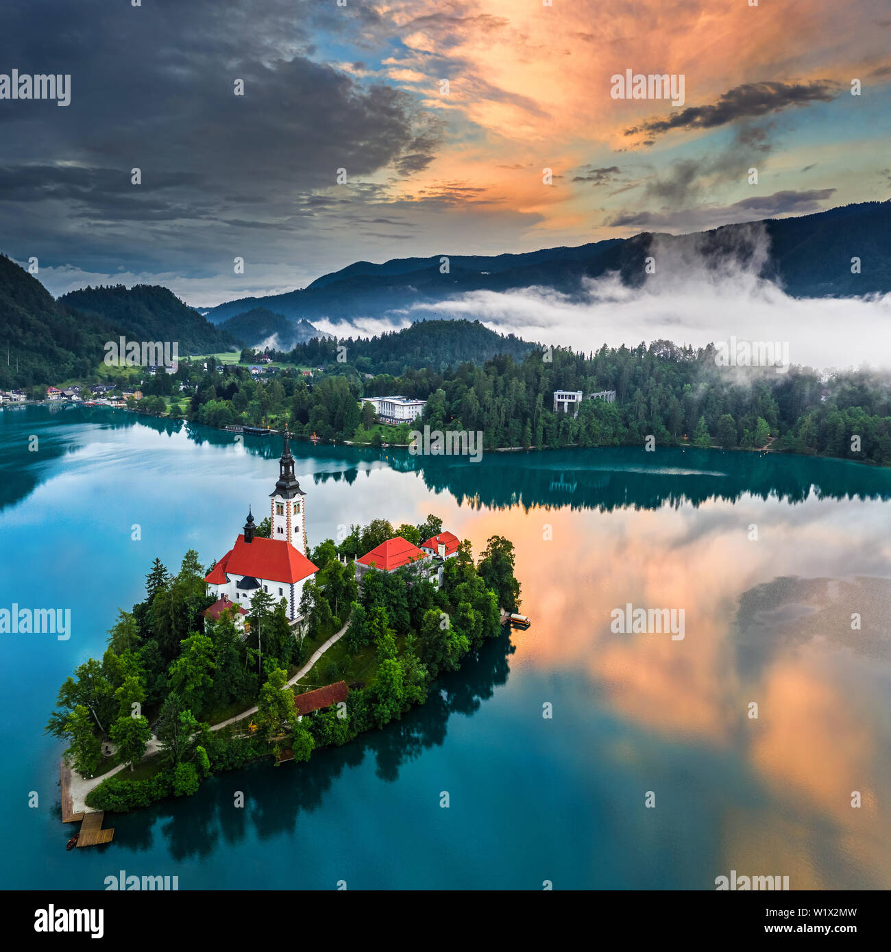 Der See von Bled, Slowenien - Schöne Luftaufnahme des Sees Bled (Blejsko Jezero) mit der Wallfahrtskirche Mariä Himmelfahrt der Maria auf einer kleinen Insel und Stockfoto