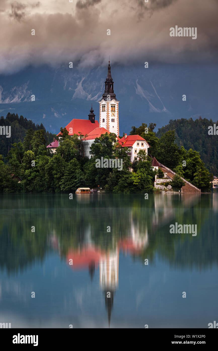 Der See von Bled, Slowenien - Morgen Blick auf den Bleder See (Blejsko Jezero) mit der Wallfahrtskirche Mariä Himmelfahrt der Maria auf einer kleinen Insel und Julian Al Stockfoto