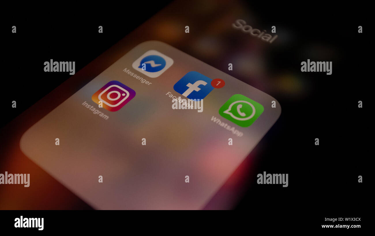 Nahaufnahme von Social Media Facebook, Whatsapp, Instagram, Symbole auf dem Bildschirm des iPhone Stockfoto