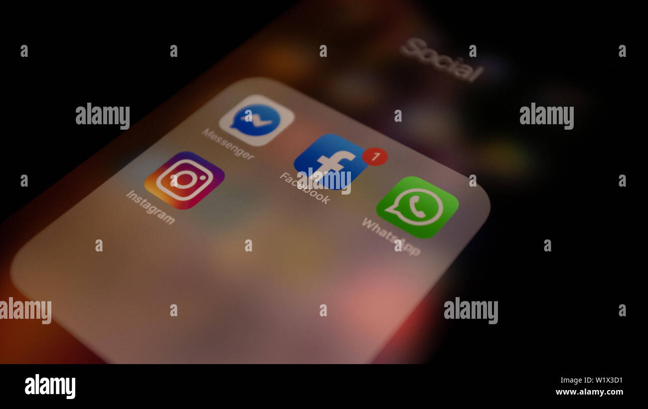 Nahaufnahme von Social Media Facebook, Whatsapp, Instagram, Symbole auf dem Bildschirm des iPhone Stockfoto