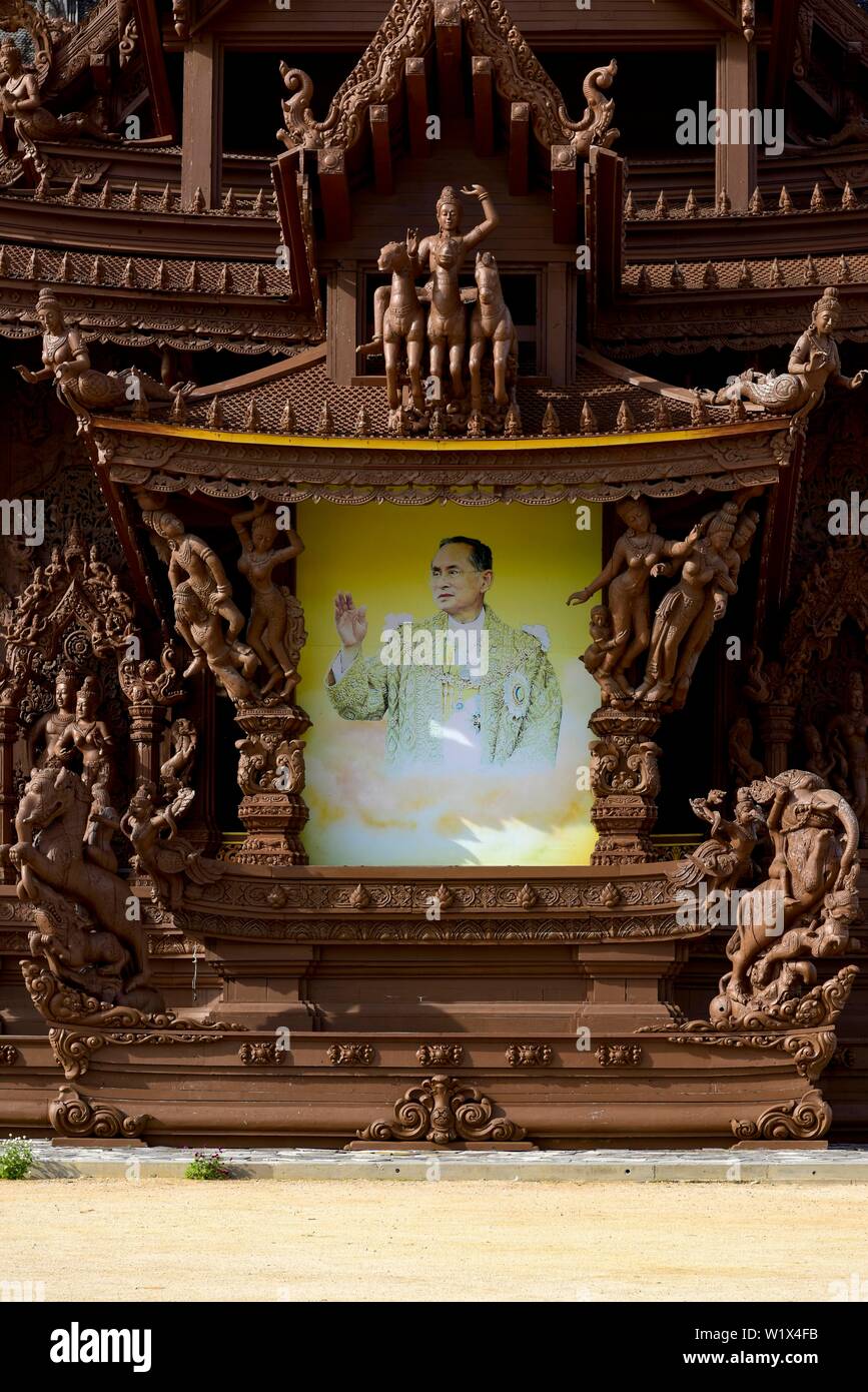 Porträt von König Bhumibol, Heiligtum der Wahrheit Tempel, Pattaya, Thailand, Asien Stockfoto