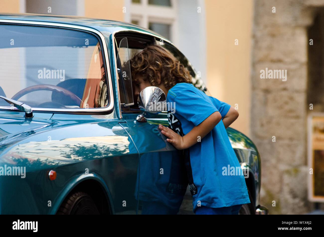 Kind in glänzend und glänzend Old Classic retro Auto suchen Stockfoto