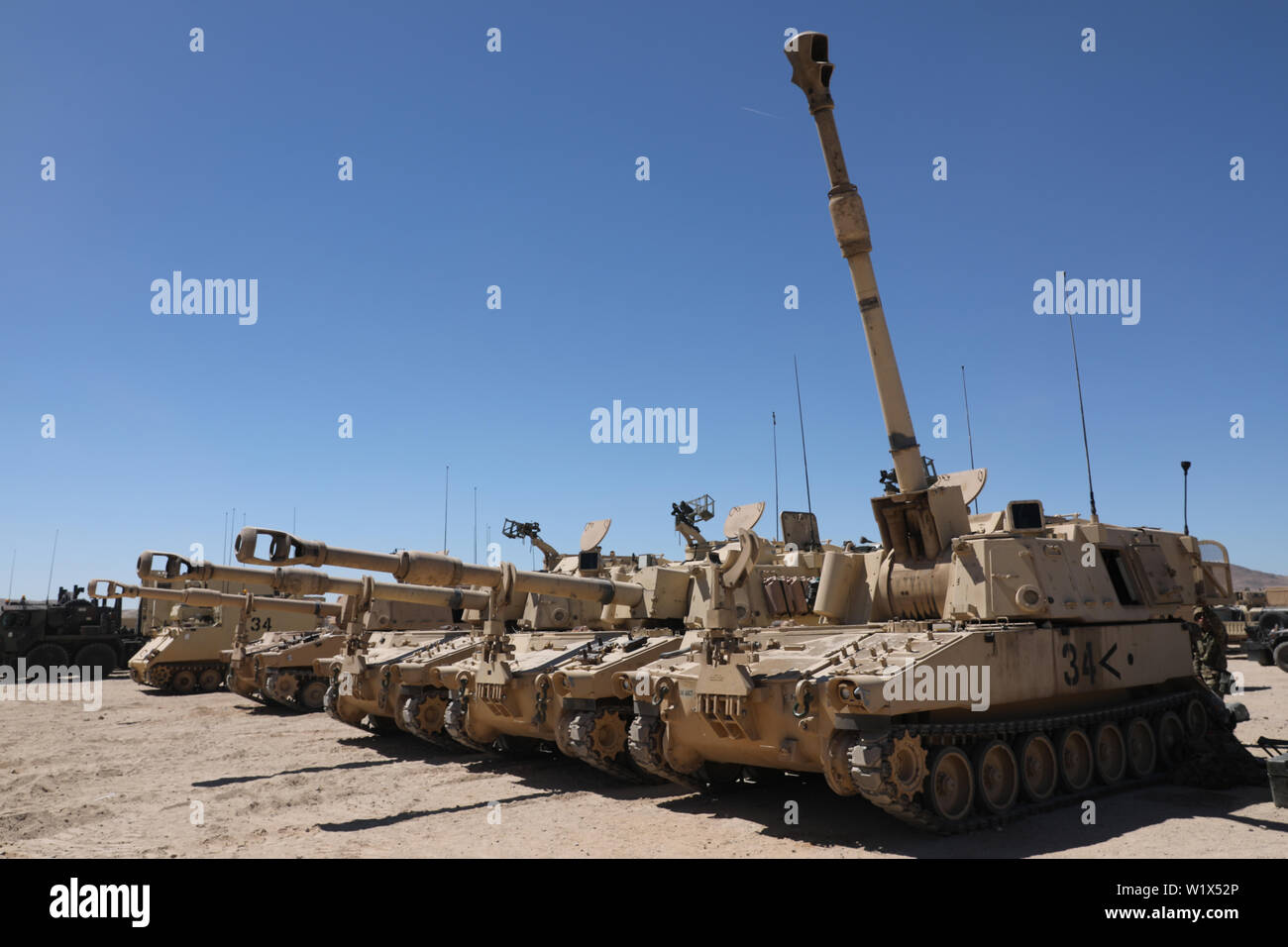 190701-Z-GM 460-001 der North Carolina National Guard Soldaten Stufe M109A6 Paladin im Motor Pool während des Betriebs Hickory Stich in Fort Irwin, CA, 1. Juli 2019. Betrieb Hickory Sting ist ein entschlossenes Handeln rotation konzentrierte sich auf kombinierte Waffen Manöver und kollektive schießwesen am National Training Center, Fort Irwin, CA, um die Fähigkeiten des 30. gepanzerten Brigade Combat Team in der Schulungsumgebung zu validieren und eine Global entgegenkommende Brigade bereit zu implementieren, zu kämpfen und zu gewinnen. (Foto von Sgt. Wayne Becton, North Carolina National Guard Öffentliche Stockfoto