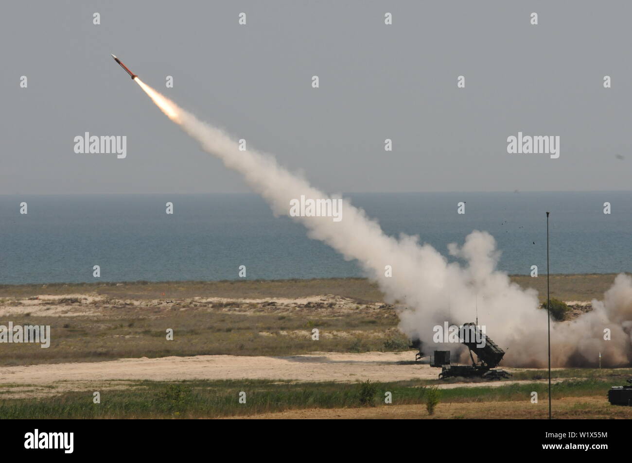 Ein Patriot missile System feuert bei einer Live-fire Missile Range in der Nähe von Capu Tonträger, Rumänien, Jan. 19, 2019 während der Übung Schabla 19. Das System von Soldaten mit 5 Bataillon betrieben wurde, 7th Air Defense Artillery Regiment. Sabre Guardian 19 ist eine Übung, die von der Rumänischen Joint Force Command und der US-Armee in Europa vom Juni 3-24 an verschiedenen Standorten in Bulgarien, Ungarn und Rumänien geführt. Sabre Guardian 19 ist entworfen, um die Integration von multinationalen Kampftruppen zu verbessern. Stockfoto