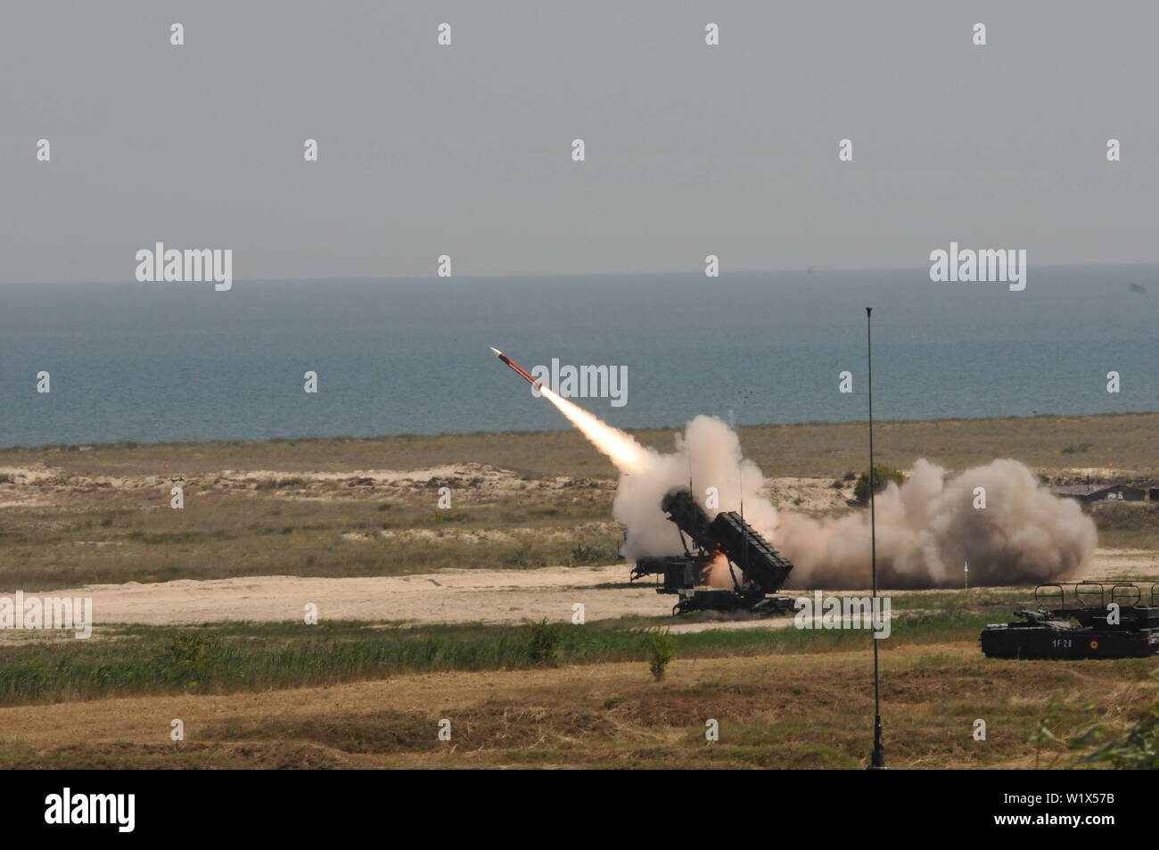 Ein Patriot missile System feuert bei einer Live-fire Missile Range in der Nähe von Capu Tonträger, Rumänien, Jan. 19, 2019 während der Übung Schabla 19. Das System von Soldaten mit 5 Bataillon betrieben wurde, 7th Air Defense Artillery Regiment. Sabre Guardian 19 ist eine Übung, die von der Rumänischen Joint Force Command und der US-Armee in Europa vom Juni 3-24 an verschiedenen Standorten in Bulgarien, Ungarn und Rumänien geführt. Sabre Guardian 19 ist entworfen, um die Integration von multinationalen Kampftruppen zu verbessern. Stockfoto