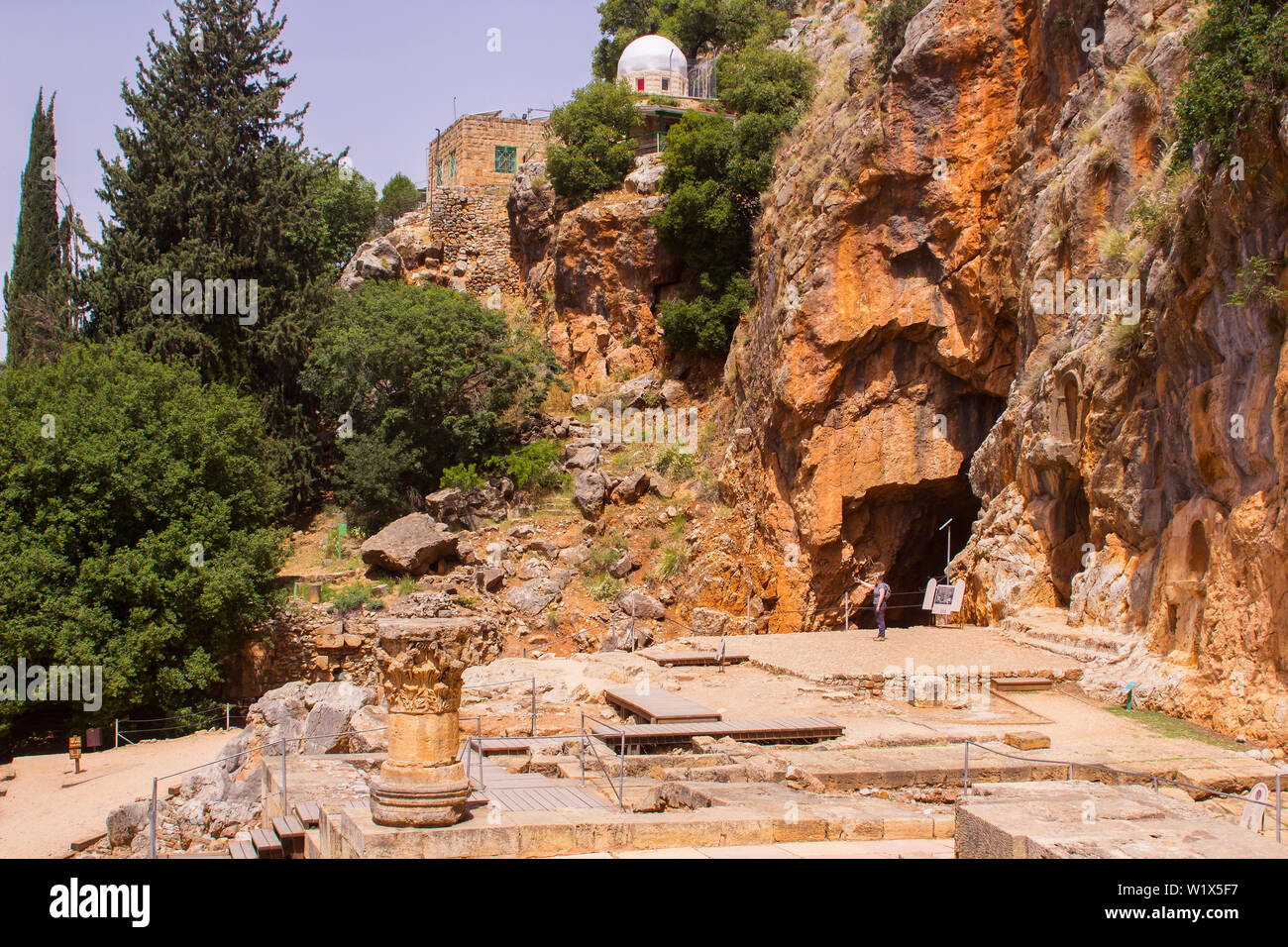 4. Mai 2018 eine steinerne Säule an der Stelle des alten Schreine zu Pan an der Banias Wasser Gärten am Fuße des Berges Hermon im Norden Gola Stockfoto