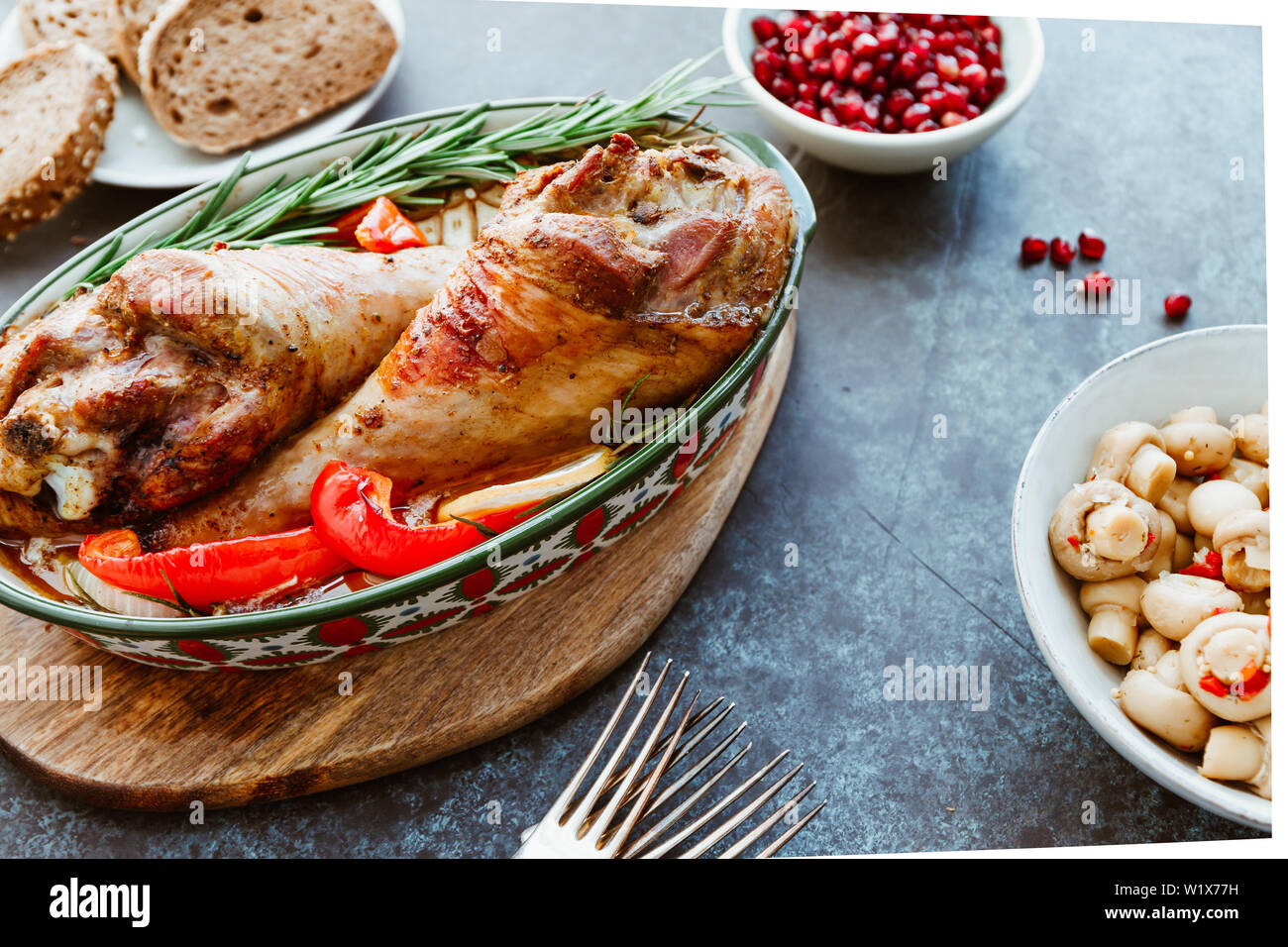 Festliche Schale für Thanksgiving, gebratener Truthahn Beine mit Gemüse auf einem Tisch mit Snacks. Stockfoto