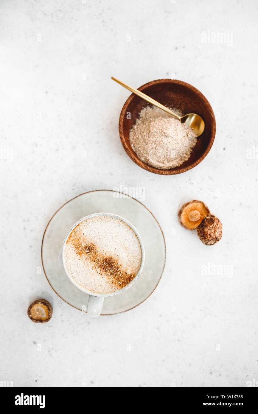 Blick von oben auf die Pilz Latte mit shiitake Pulver und Ungesüßte Kokosmilch Mandelmilch Mischung. Gesunde nützliche vegan trinken, flach. Stockfoto