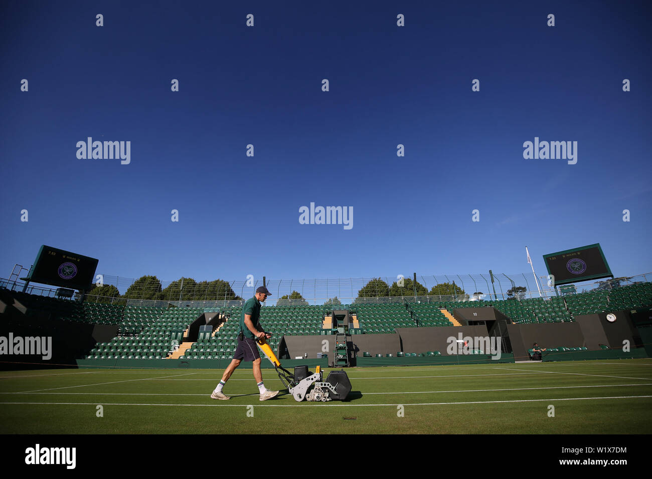 Das Bodenpersonal bereiten die Gerichte an Tag vier der Wimbledon Championships in der All England Lawn Tennis und Croquet Club, London. Stockfoto