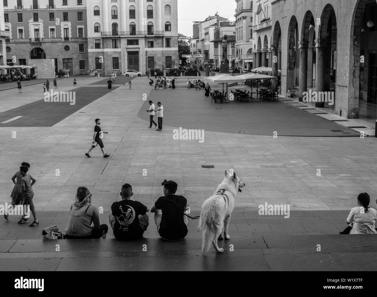 Bewegung von Menschen auf der Piazza della Vittoria, 13. Juni 2019, Brescia, Italien Stockfoto