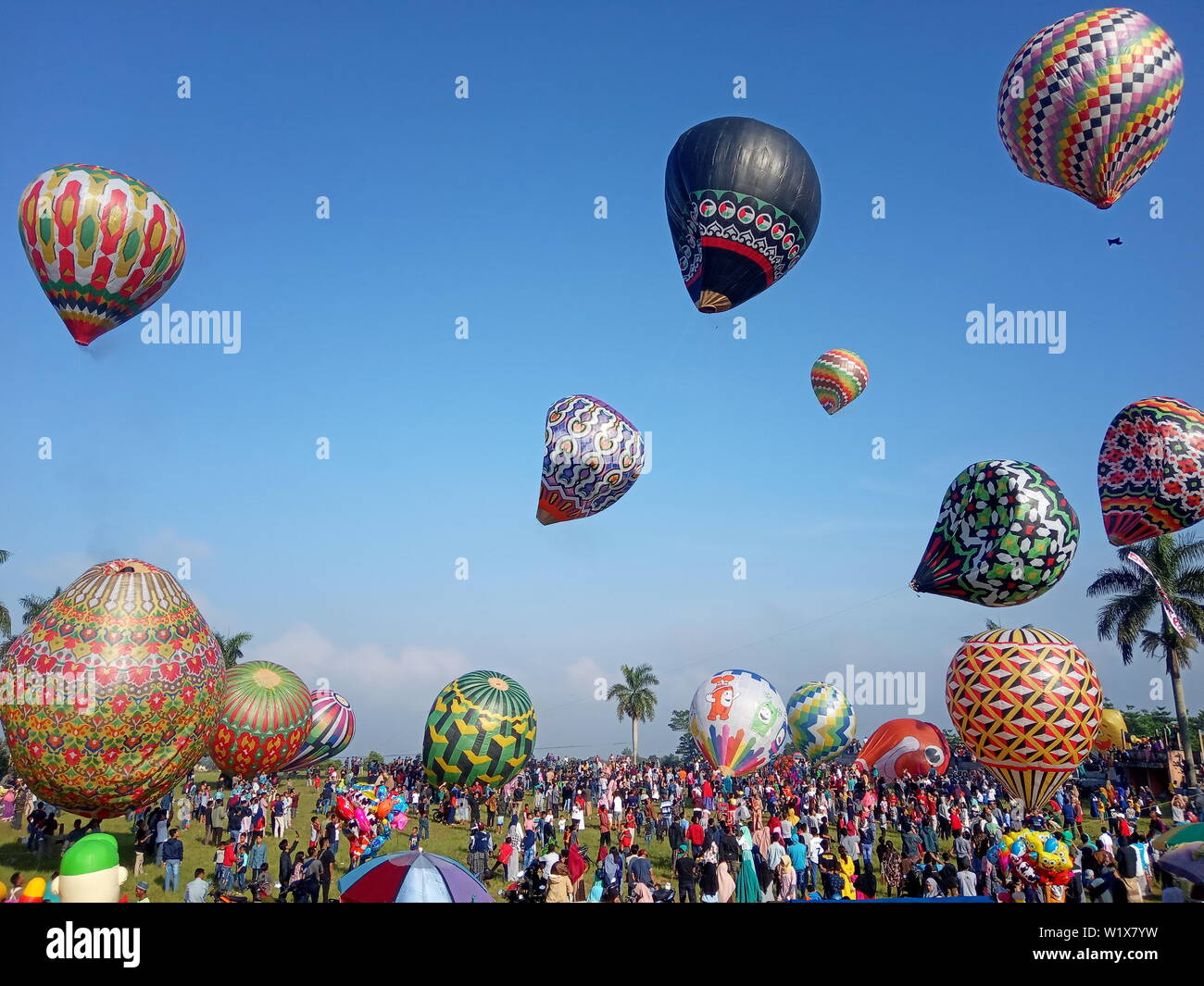 Die Aufregung der traditionellen großen Heißluftballon, jedes Jahr am Tag des Eid al-Fitr, nach dem Fastenmonat, die von den Menschen in Wonosobo, Indonesien Stockfoto