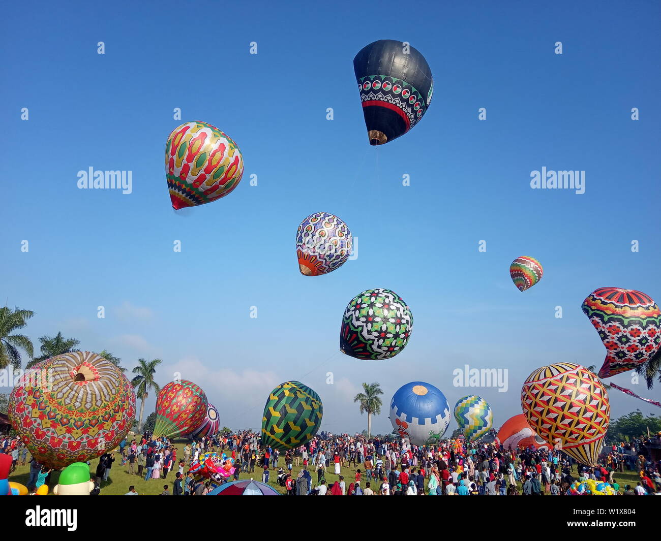 Die Aufregung der traditionellen großen Heißluftballon, jedes Jahr am Tag des Eid al-Fitr, nach dem Fastenmonat, die von den Menschen in Wonosobo, Indonesien Stockfoto