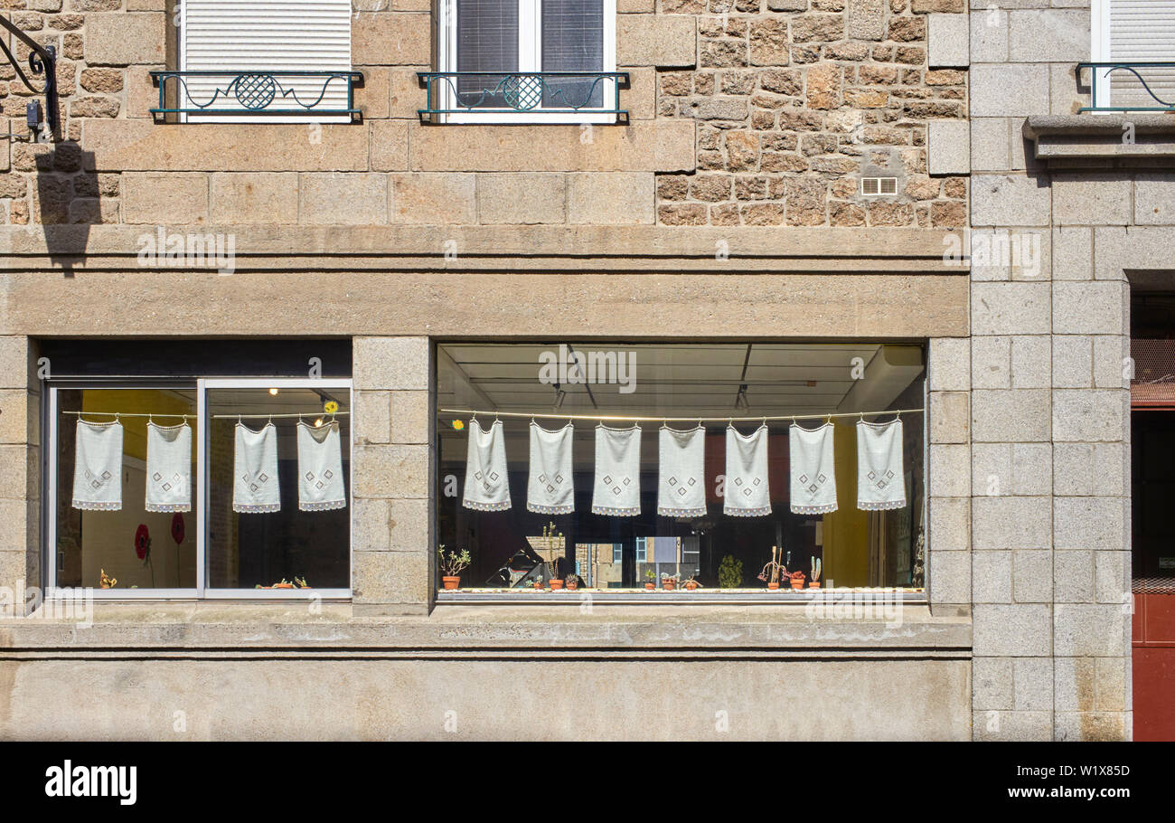 Lace Tücher Aufhängen in einem Restaurant Fenster in Fougères, Bretagne, Frankreich Stockfoto
