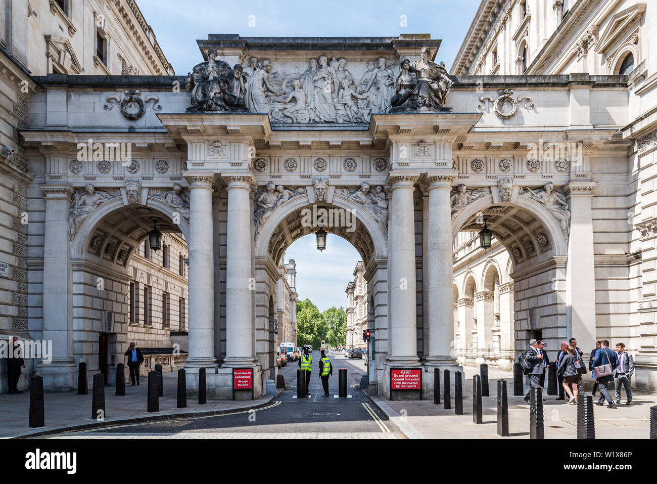 London, UK, 15. Mai 2019: Arch im King Charles Street neben dem Ministerium für auswärtige Angelegenheiten und Commonwealth-Fragen Stockfoto