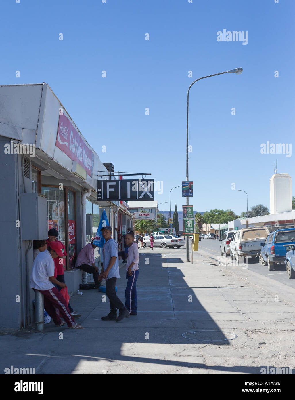 Authentische Alltag street Szene mit Einheimischen in einer kleinen Stadt namens Calvinia in Südafrika Stockfoto