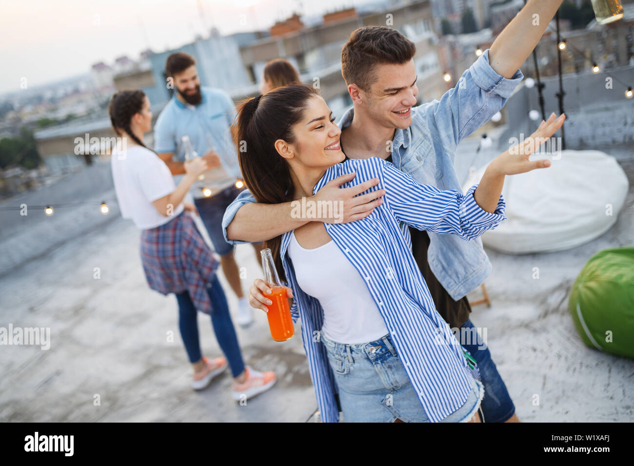 Glückliches Paar schöne Zeit viel Spaß bei der Party Stockfoto