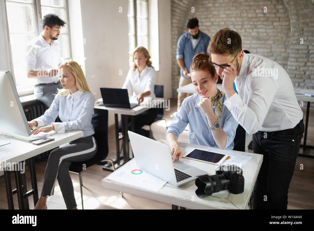Erfolgreiche glücklichen Gruppe von Menschen lernen Software Engineering und Business während der Präsentation Stockfoto