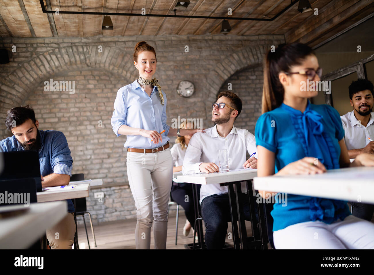 Erfolgreiche glücklichen Gruppe von Menschen lernen Software Engineering und Business während der Präsentation Stockfoto