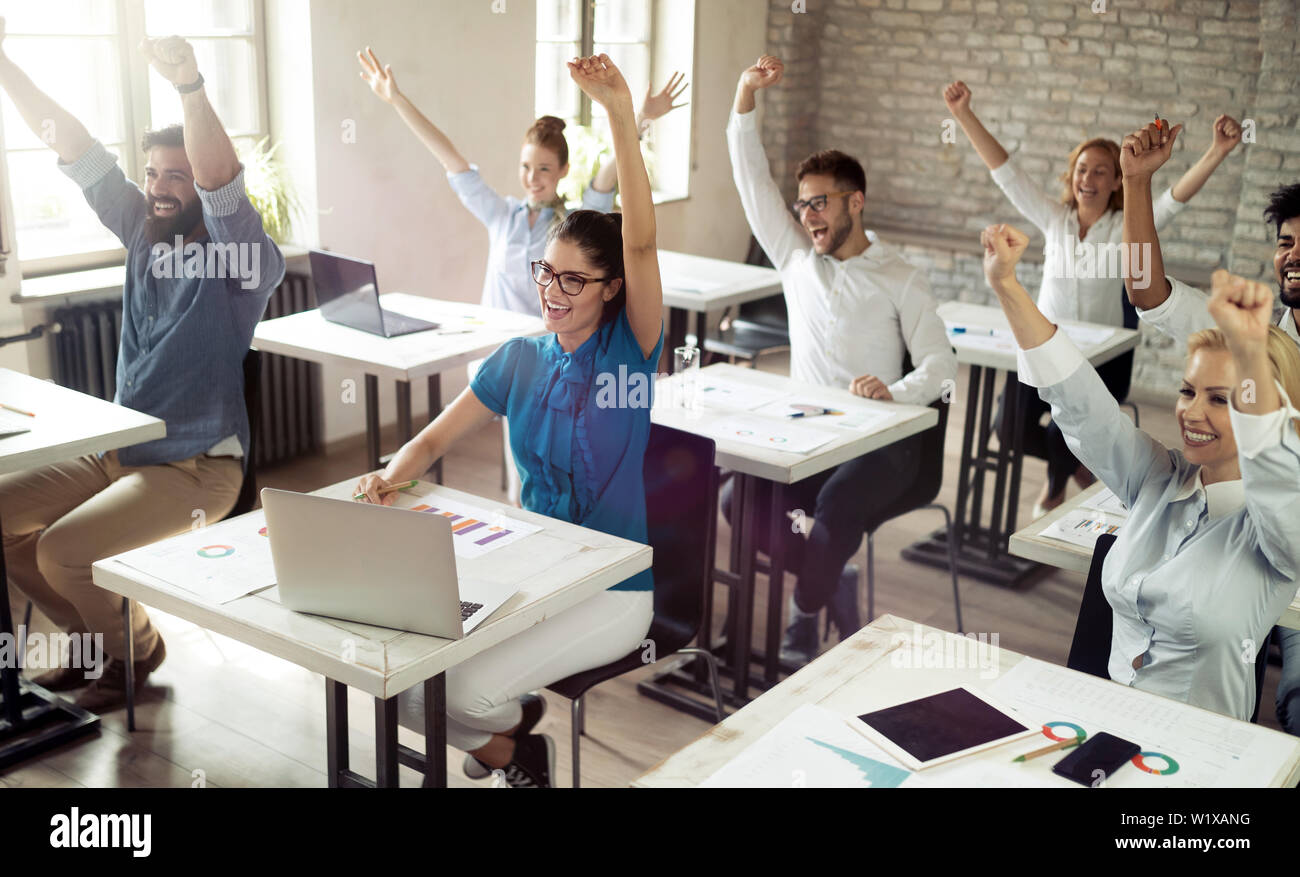 Erfolgreiche glücklichen Gruppe von Menschen lernen Software Engineering und Business während der Präsentation Stockfoto