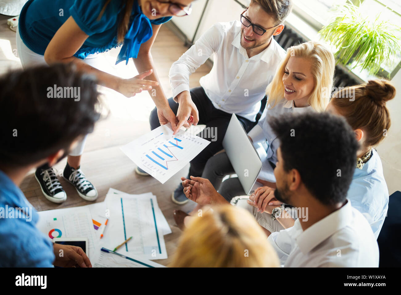Erfolgreiche glücklichen Gruppe von Menschen lernen Software Engineering und Business während der Präsentation Stockfoto