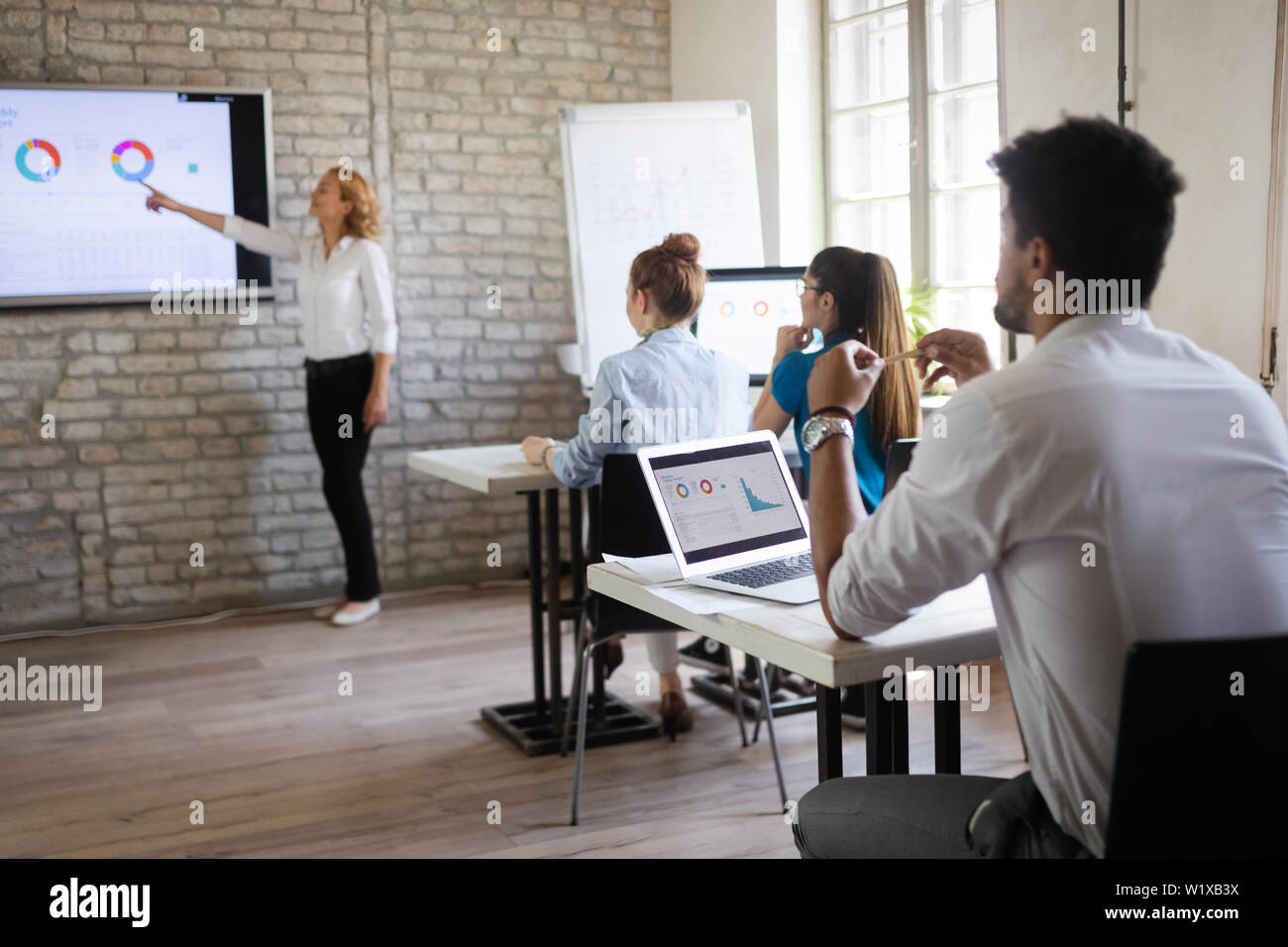 Erfolgreiche glücklichen Gruppe von Menschen lernen Software Engineering und Business während der Präsentation Stockfoto