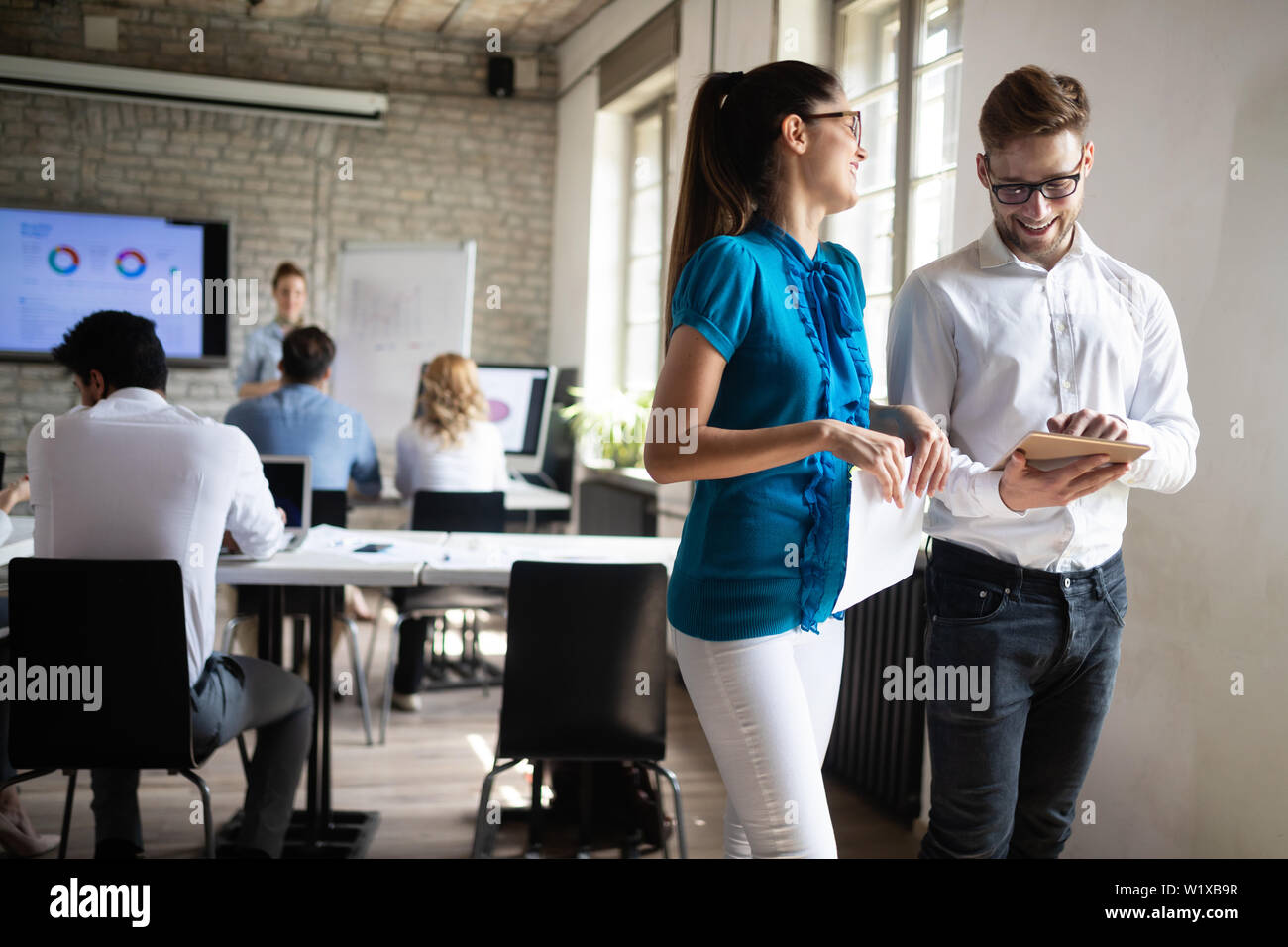 Erfolgreiche glücklichen Gruppe von Menschen lernen Software Engineering und Business während der Präsentation Stockfoto