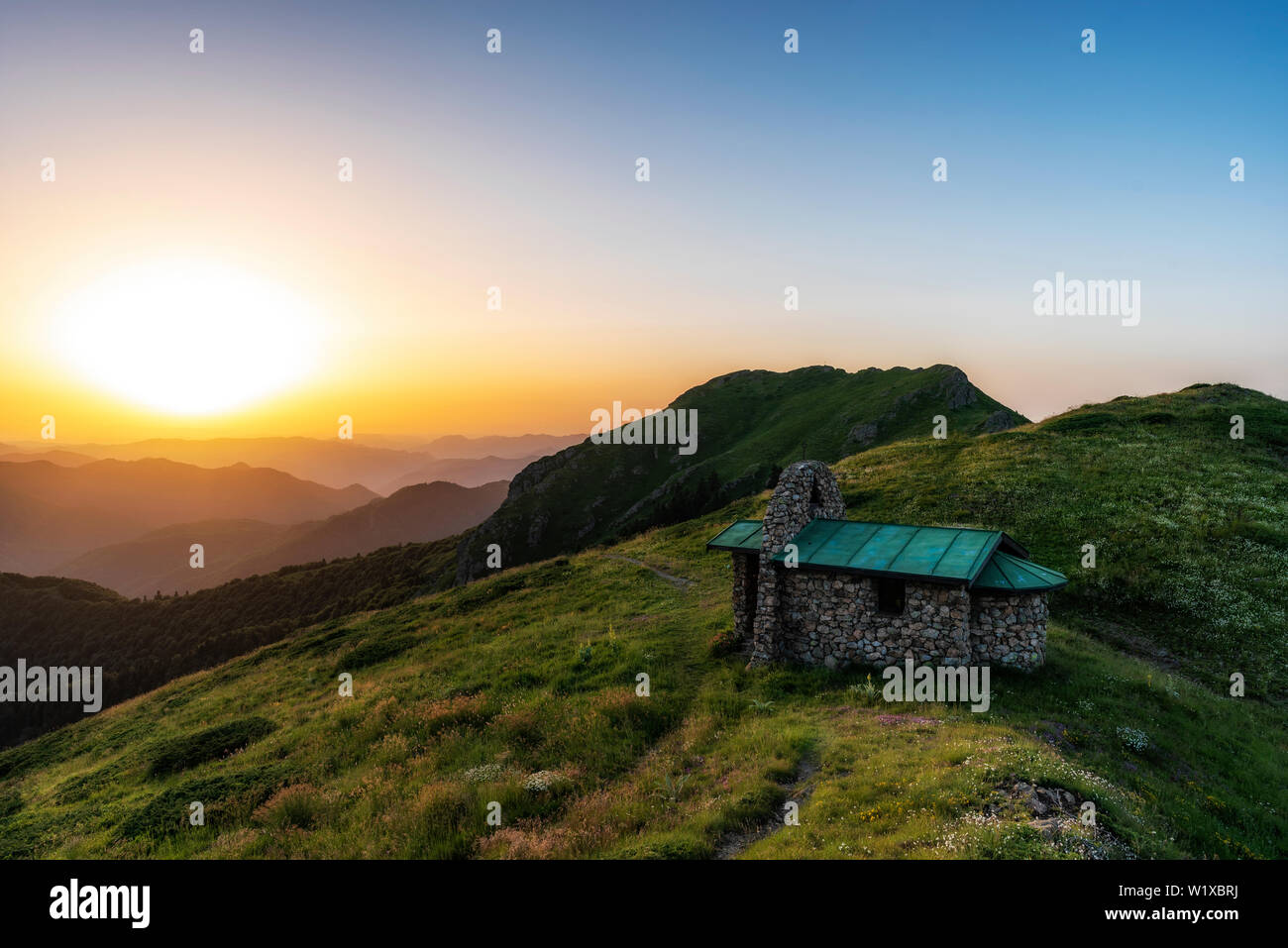 Heilige Dreifaltigkeit Stein Kapelle im Alten Berg, in der Nähe der Echo-Hütte. Central Balkan National Park in Bulgarien Stockfoto