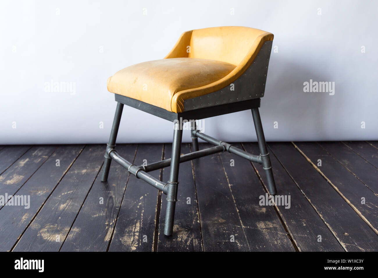 Metall Stuhl mit Ledersitz im Loft-Stil. Stockfoto