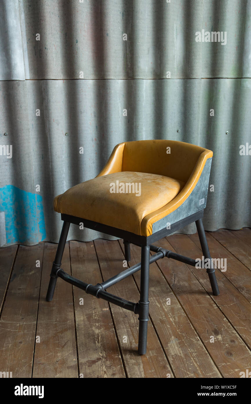 Nizhniy Novgorod, Russland - 24. März 2017: Studio 2.8. Metall Stuhl mit Ledersitz im Loft-Stil. Stockfoto