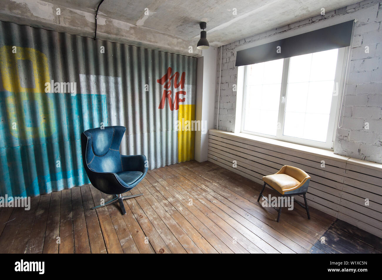 Nizhniy Novgorod, Russland - 24. März 2017: Studio 2.8. Loft Stil mit zwei Sesseln. Stockfoto