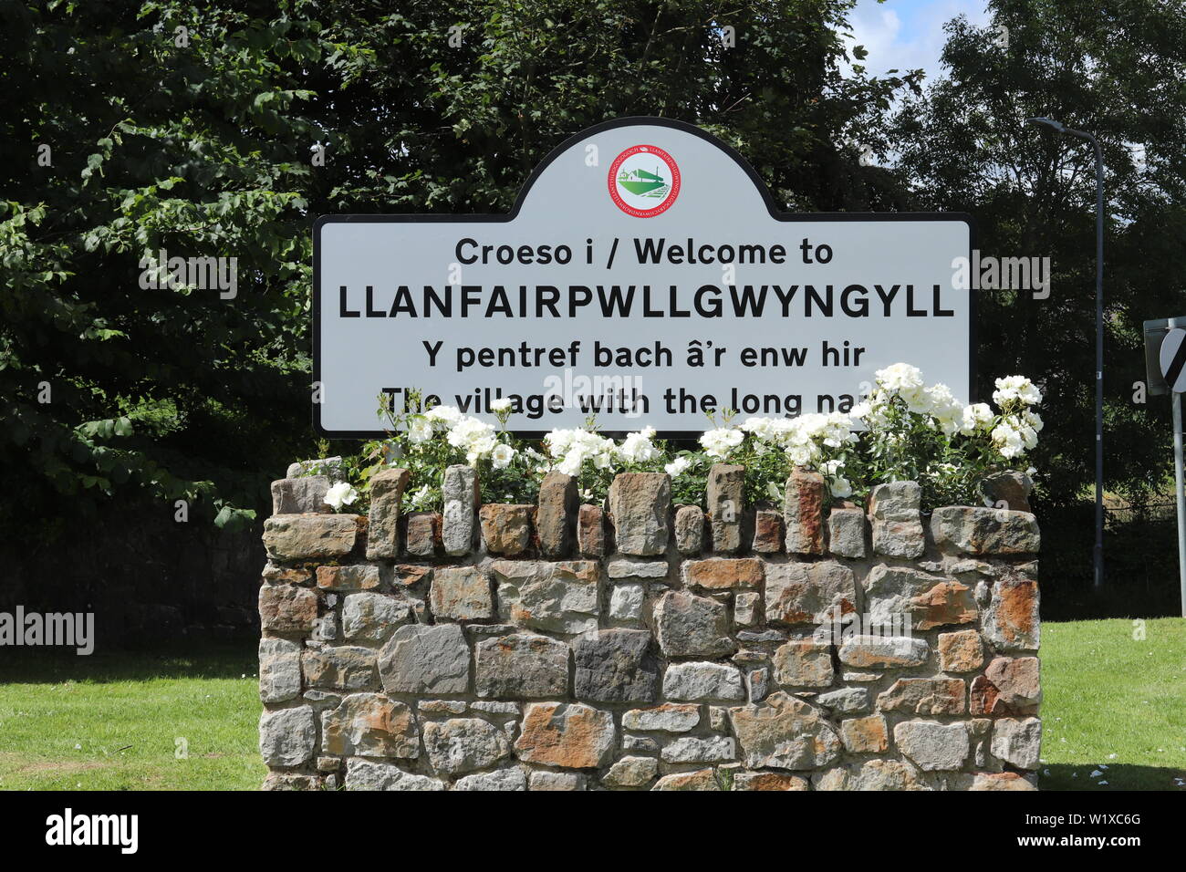 Llanfairpwllgwyngyllgogerychwyrndrobwllllantysiliogogog ist ein walisisches Dorf auf Anglesey mit dem längsten Namen in Großbritannien mit 58 Zeichen Stockfoto